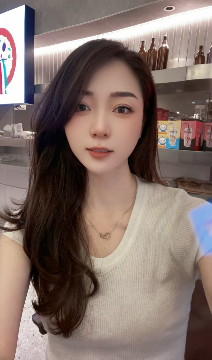 白嫩气质妞美美