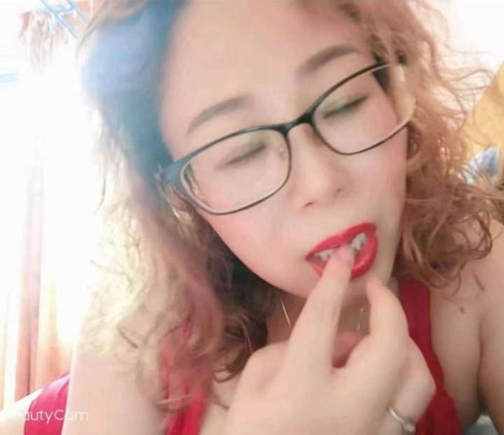 爆乳眼镜欲女画画