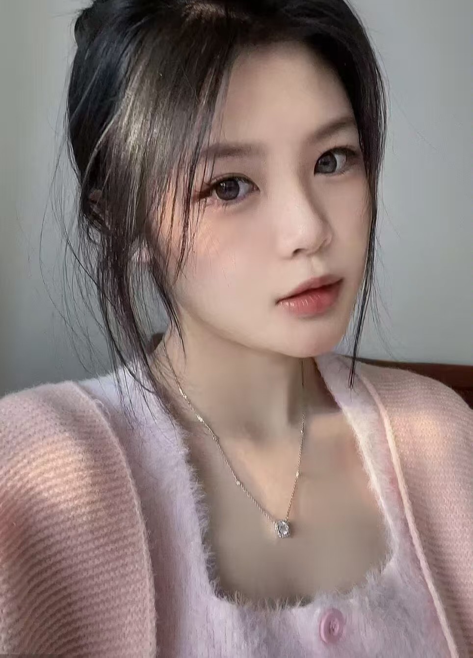 白嫩乖巧佛系少女