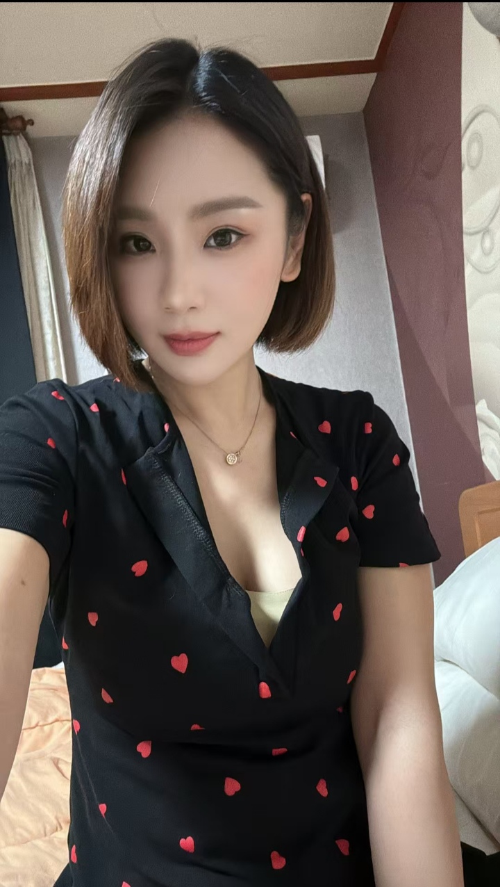 石溪短发美御姐乐莹