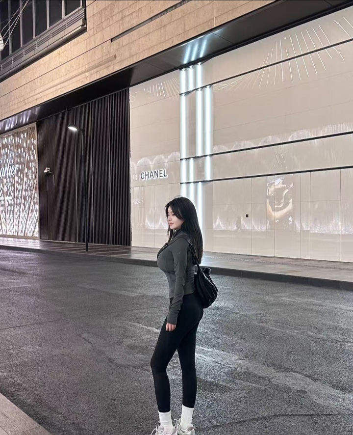 丰满诱人爆乳辣妹井上