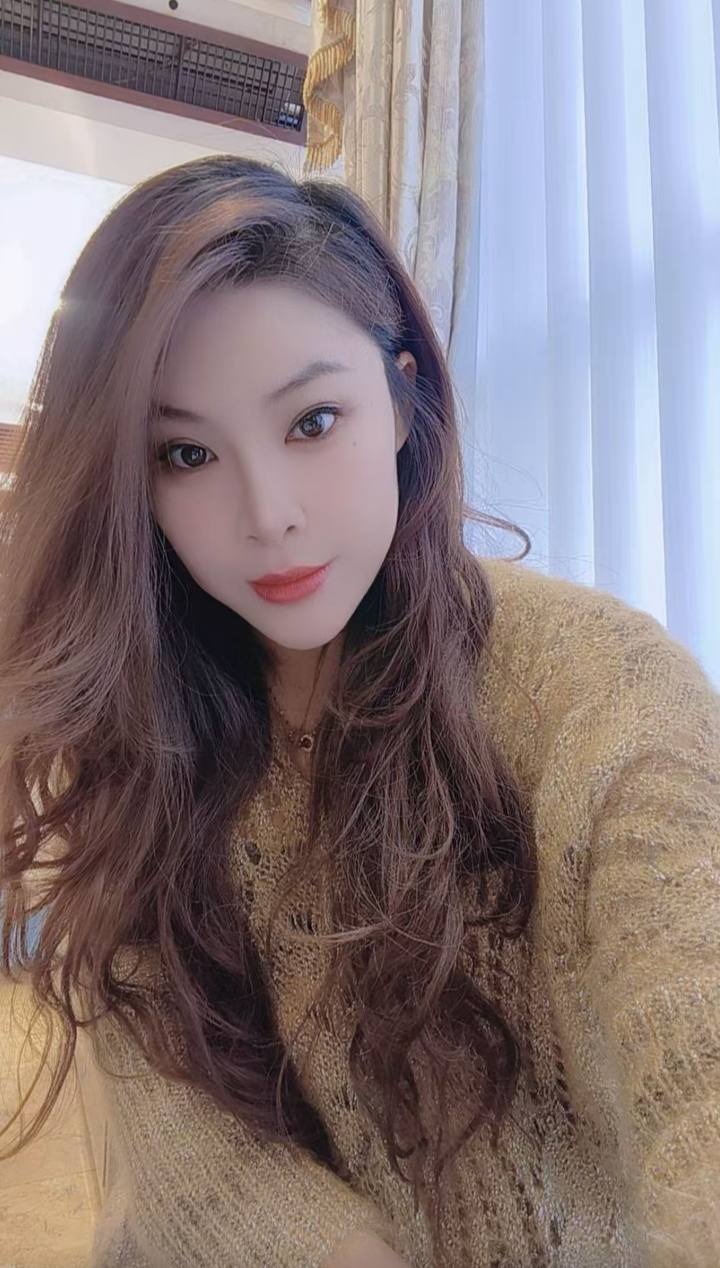 丰满热辣小月儿