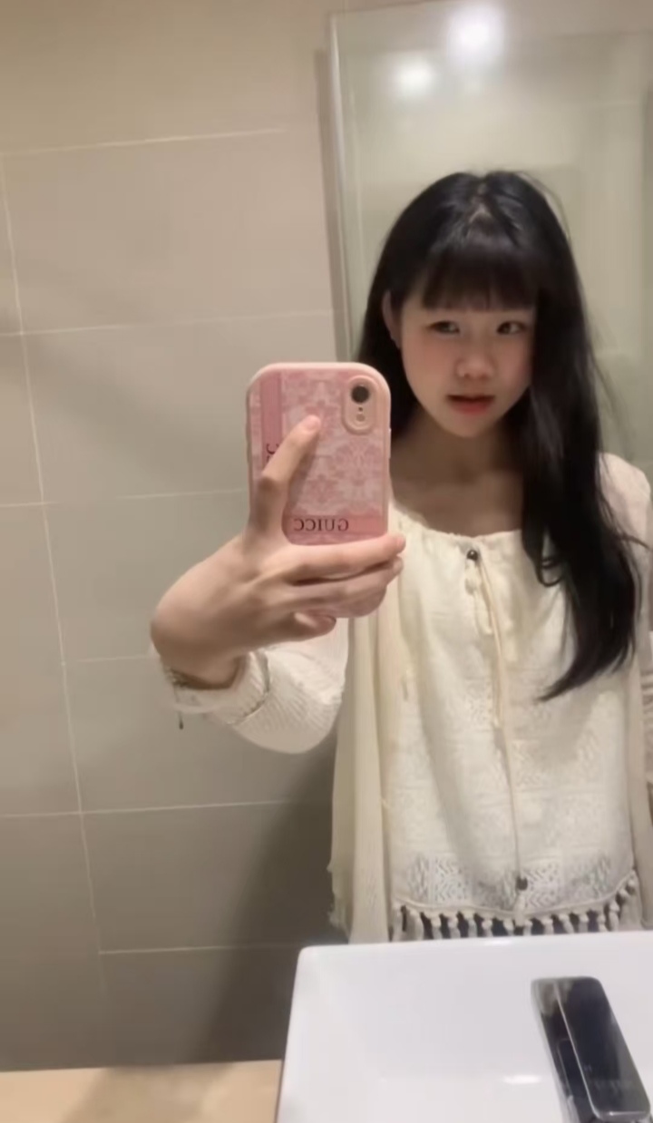 上梅林白净小嫩妹