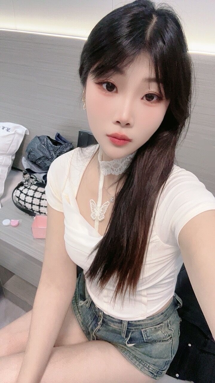 新人开课。咪咪圆奶头小粉嫩水多又紧，棒。