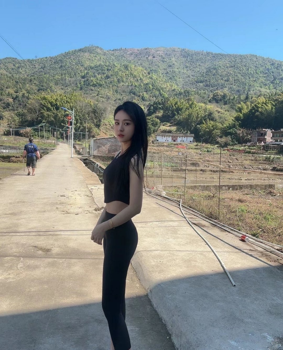 白嫩瑜伽裤美妞梦梦