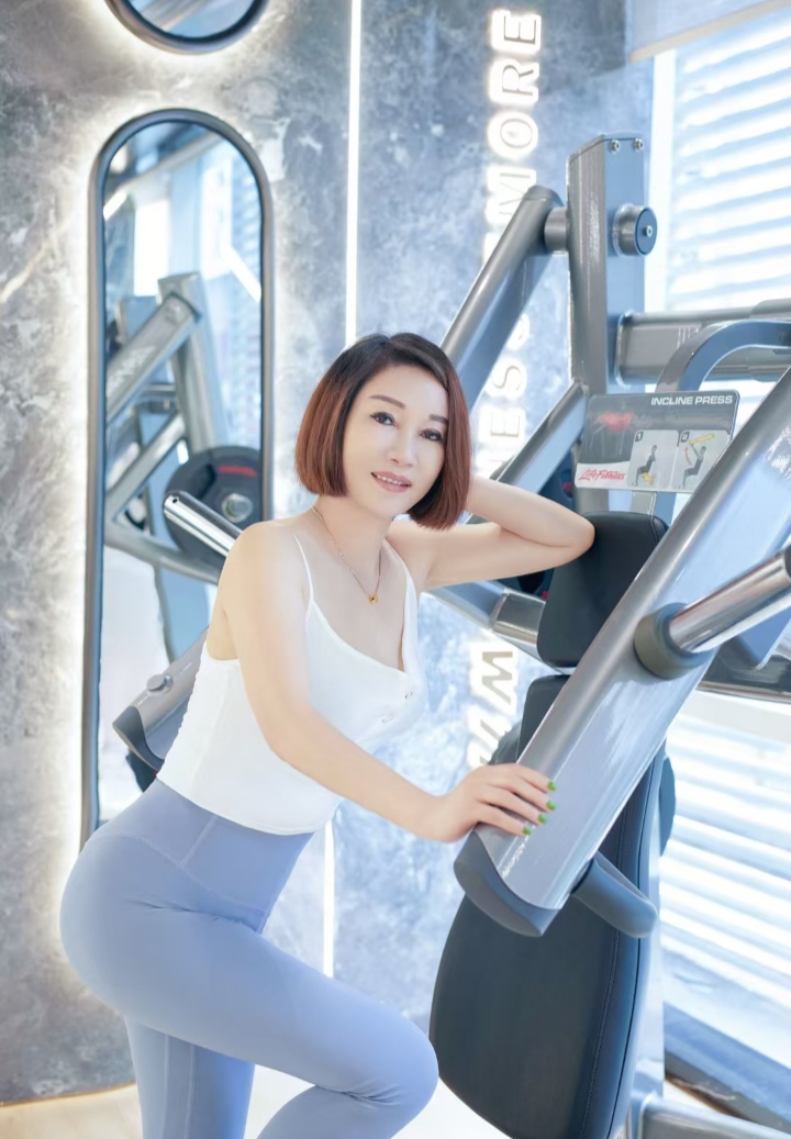 海珠丰润短发御姐雁雁