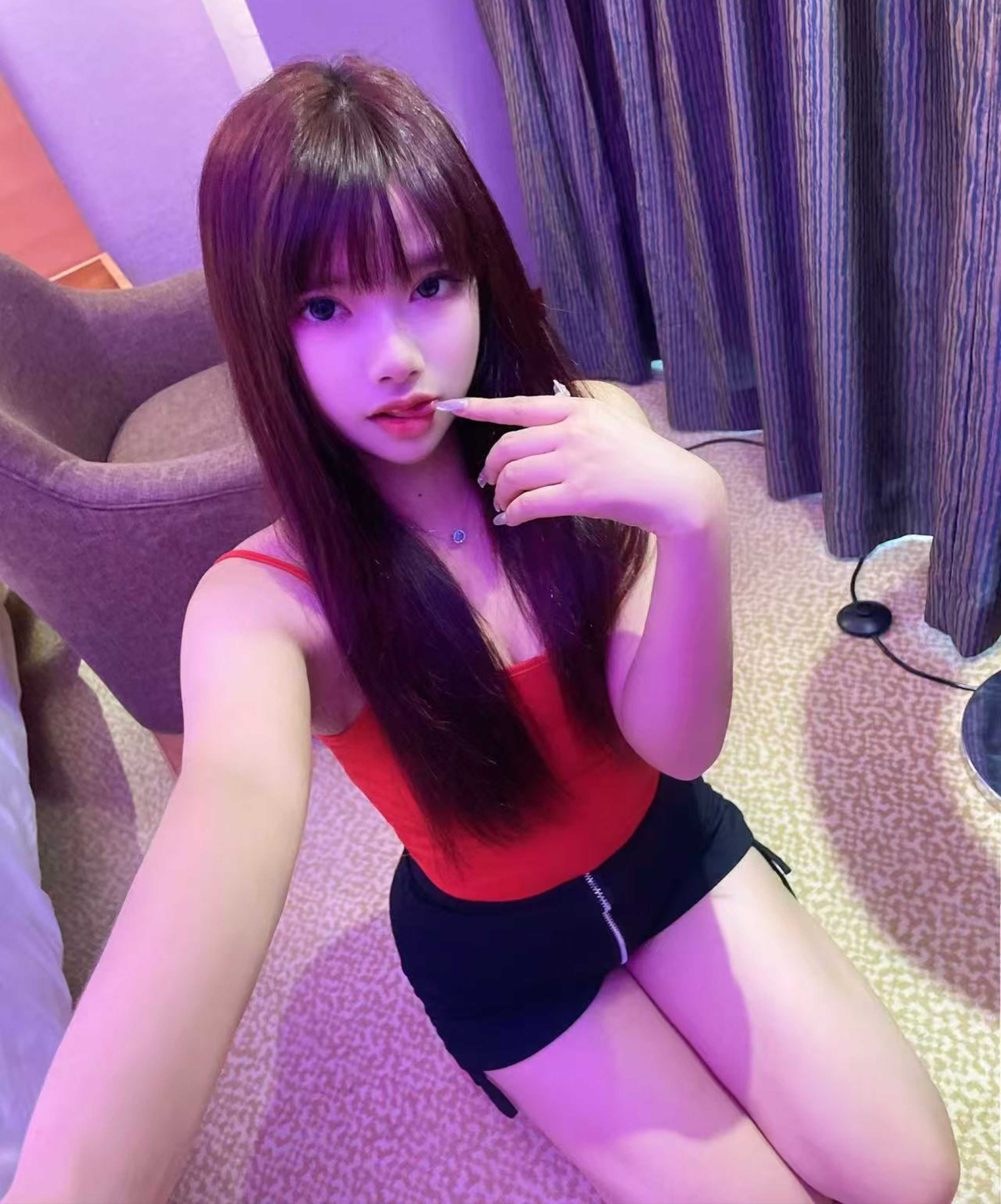 丰润白嫩甜妹小小