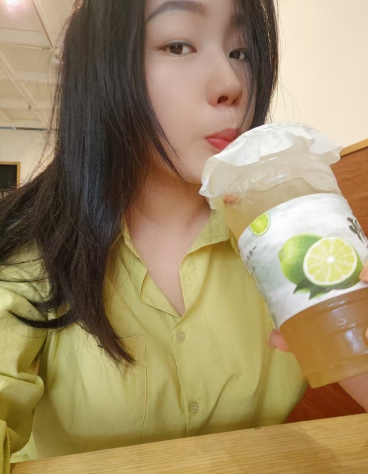 大肉弹眼镜辣妹佳佳