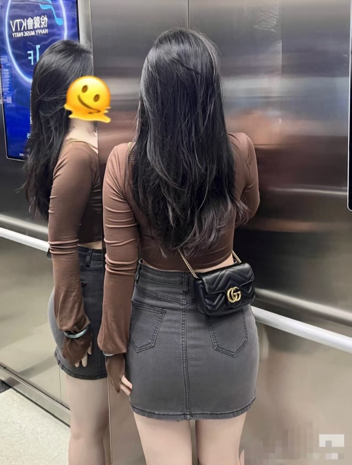 美腿翘臀美妞小怡