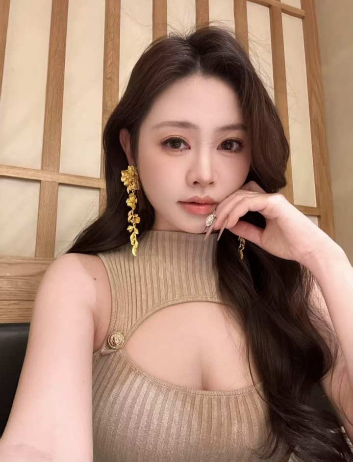 白嫩大肉弹美妞菲菲