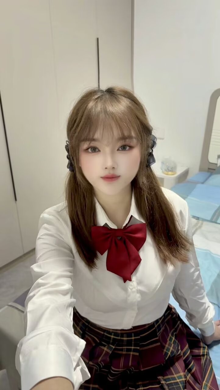 黎明地铁站附近，双马尾萌妹