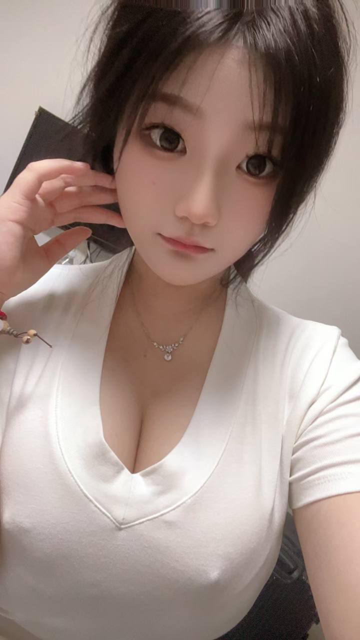 刚满18岁，天然38d大胸