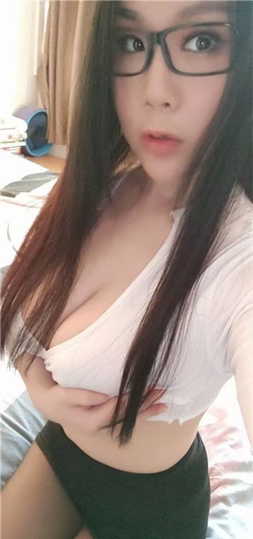 情趣眼镜妞大奶瑶