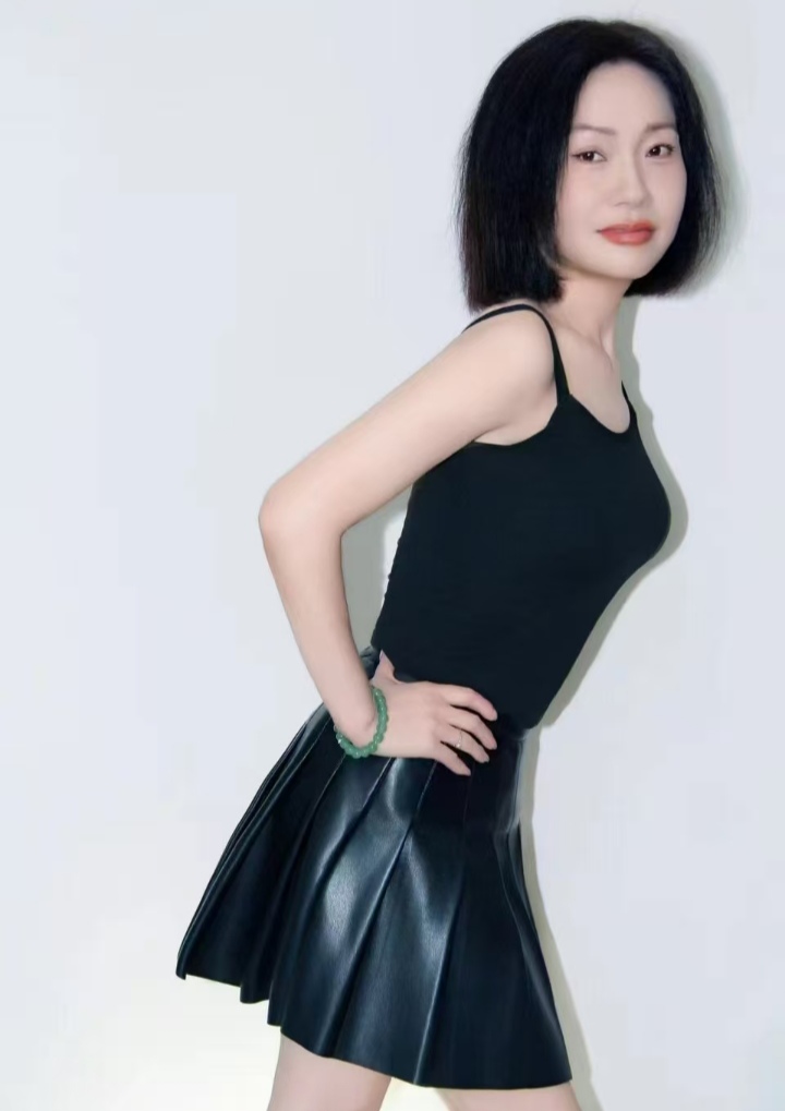 汉阳风情短发御姐颖儿