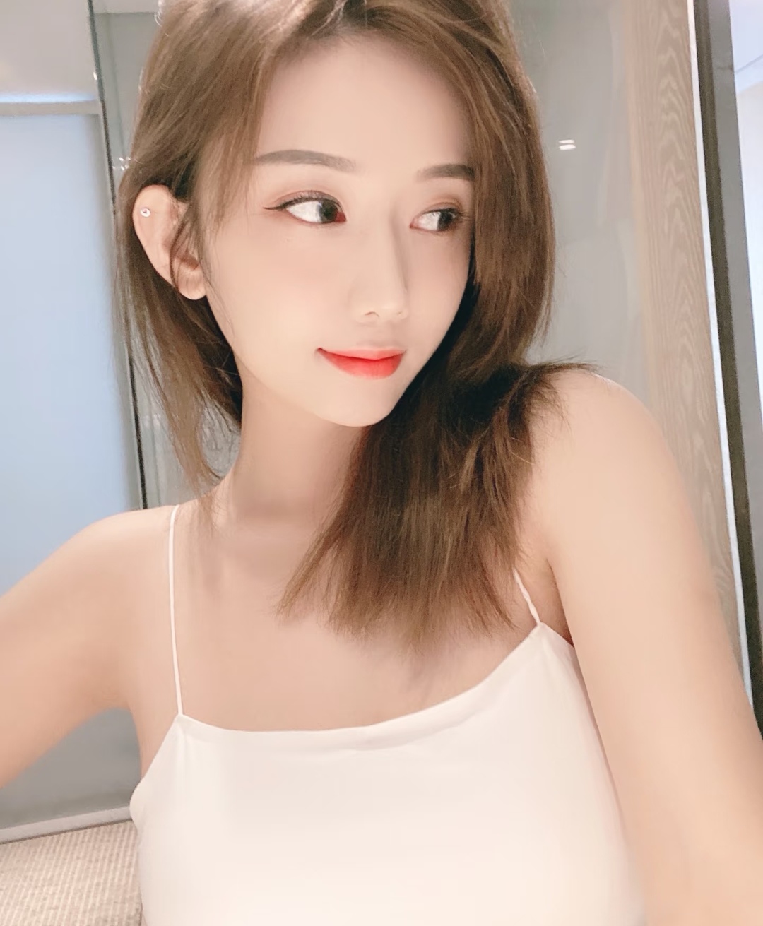 美女来袭，胸大腰细大长腿