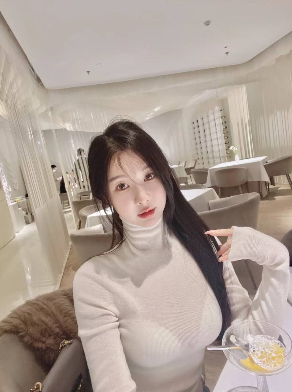 刚下海的嫩妹，胸大皮肤白