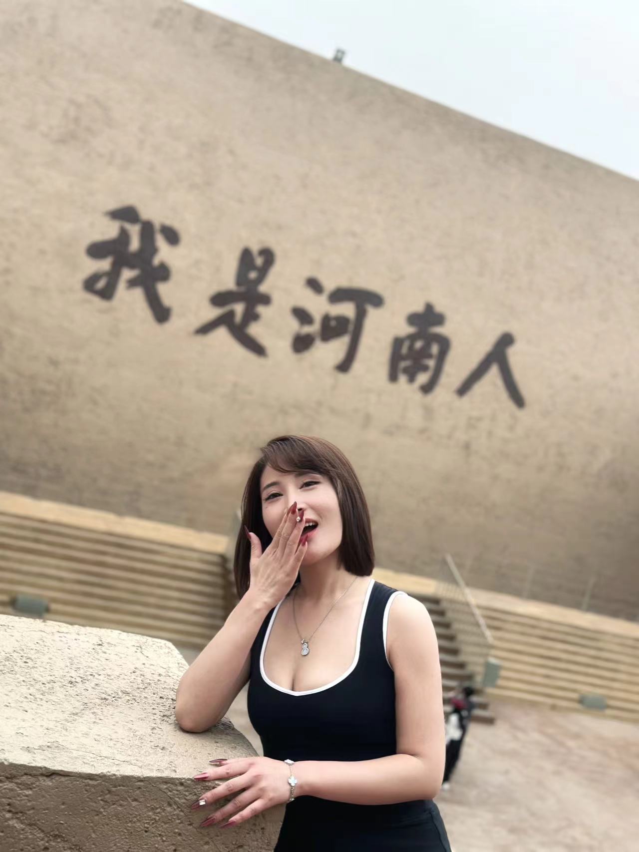 风韵短发御姐十月