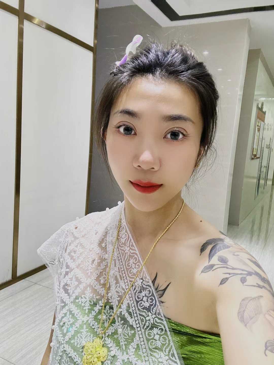 素颜蜜桃臀小姐姐