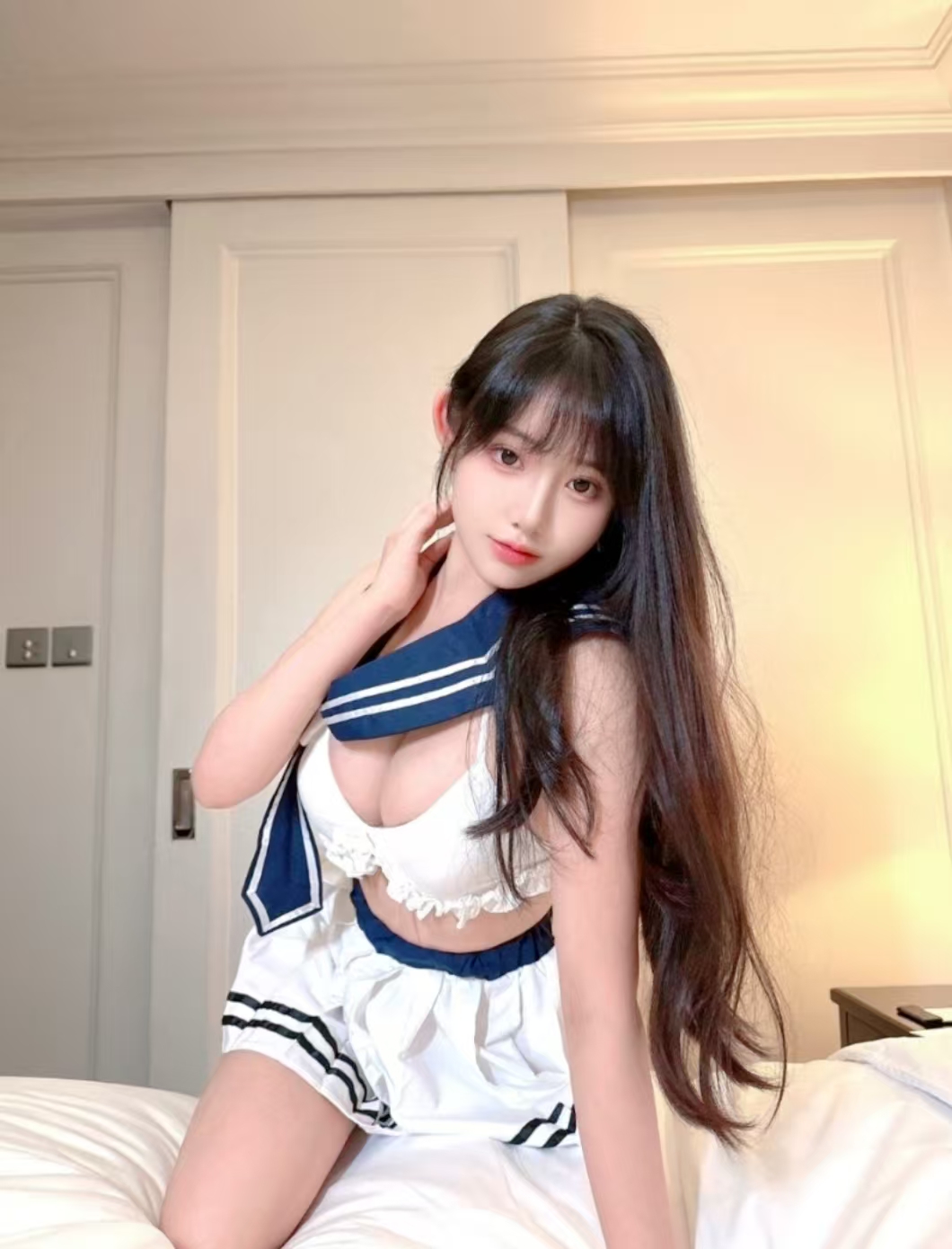 吴中美乳制服嫩妹