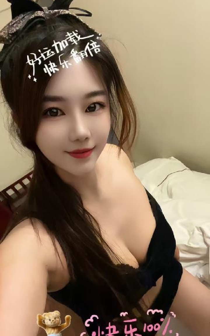 高挑性感辣妹依依