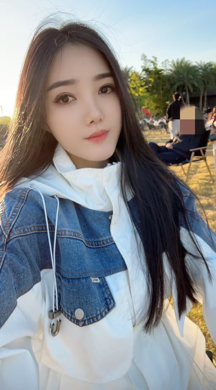 白嫩兼职甜妹星儿