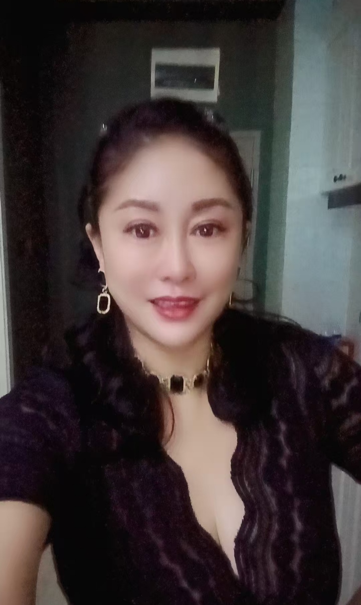 韵味轻熟女小美姐