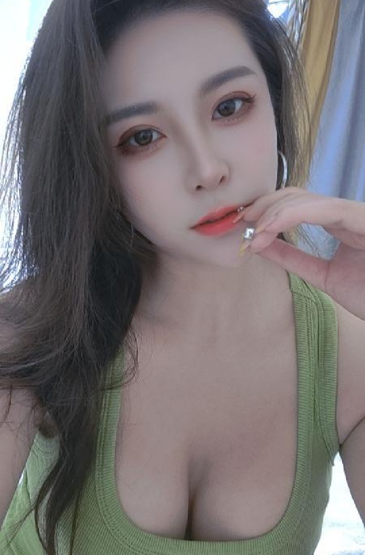 诱人美乳御姐系少妇