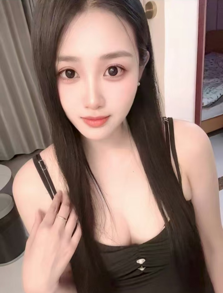 白嫩丰满甜妹佳佳