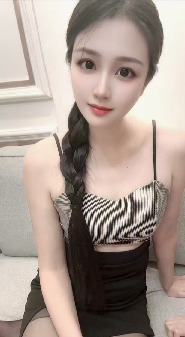 白嫩丰满甜妹佳佳