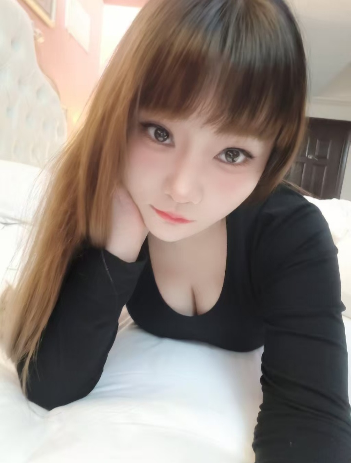 白嫩肉弹辣妹小苹果