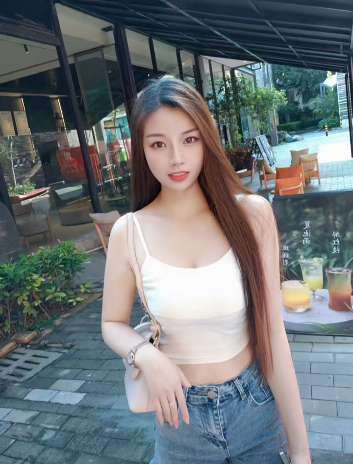 白嫩丰满兼职美妞月亮