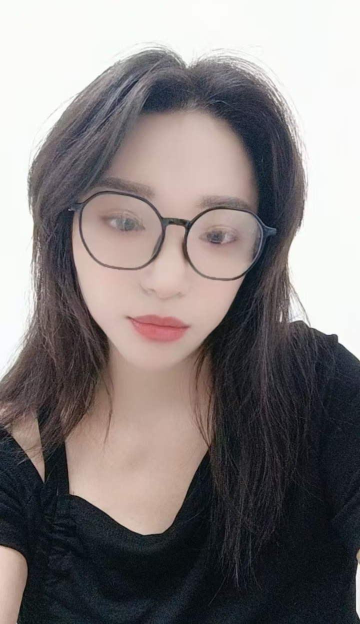 纯欲眼镜辣妹小画