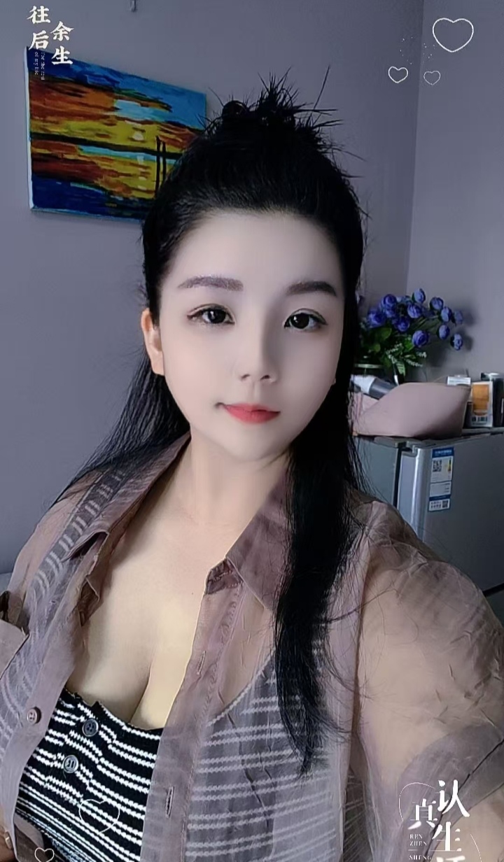 美艳大白兔御姐小华