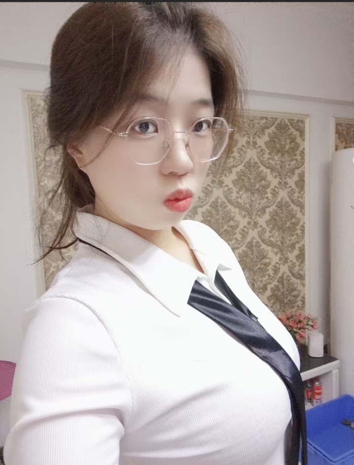 长安丰满眼镜妞鱼儿