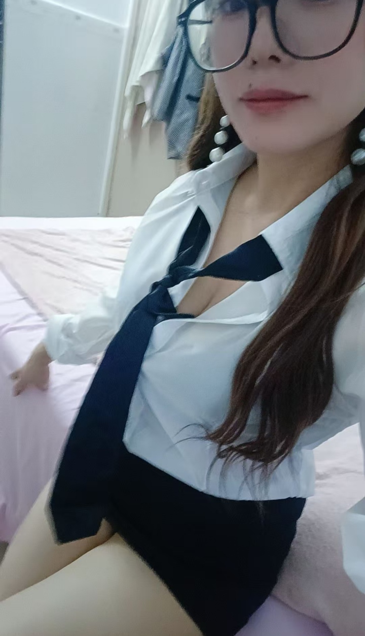 美艳眼镜少妇小艺