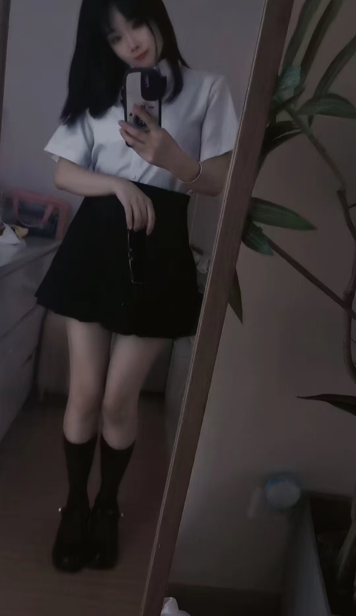 白嫩制服眼镜妞萌萌