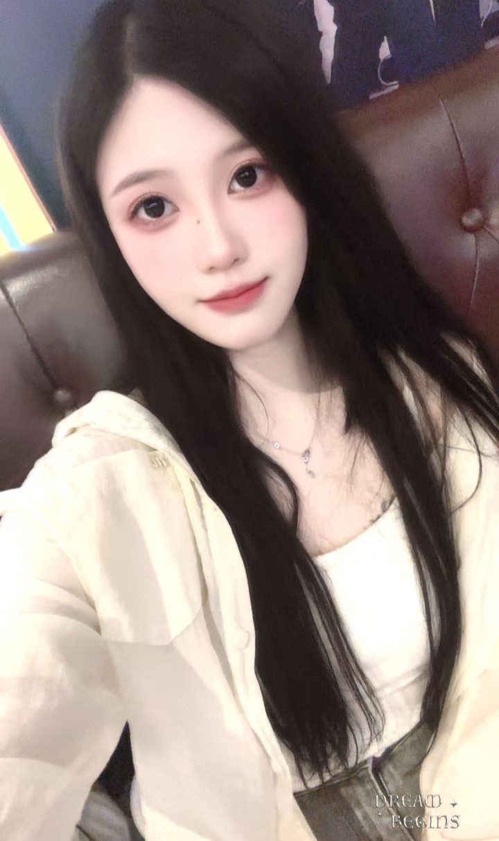 白嫩甜妹梦露露