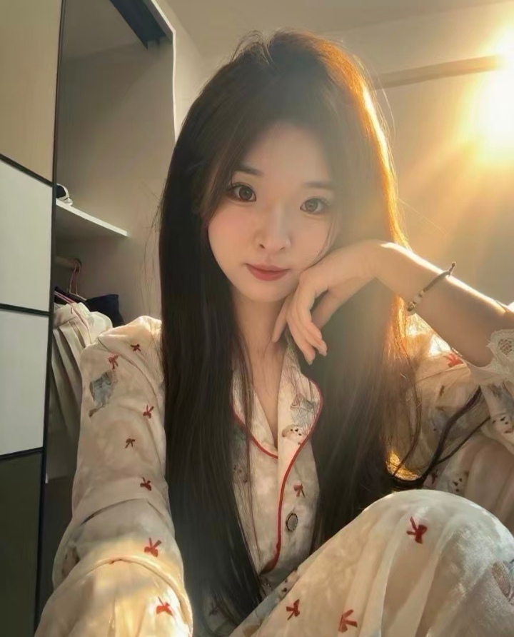 白嫩兼职甜妹小爱