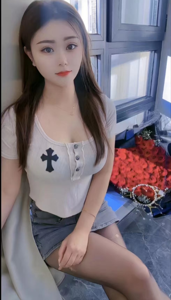 美乳黑丝小少妇雪儿