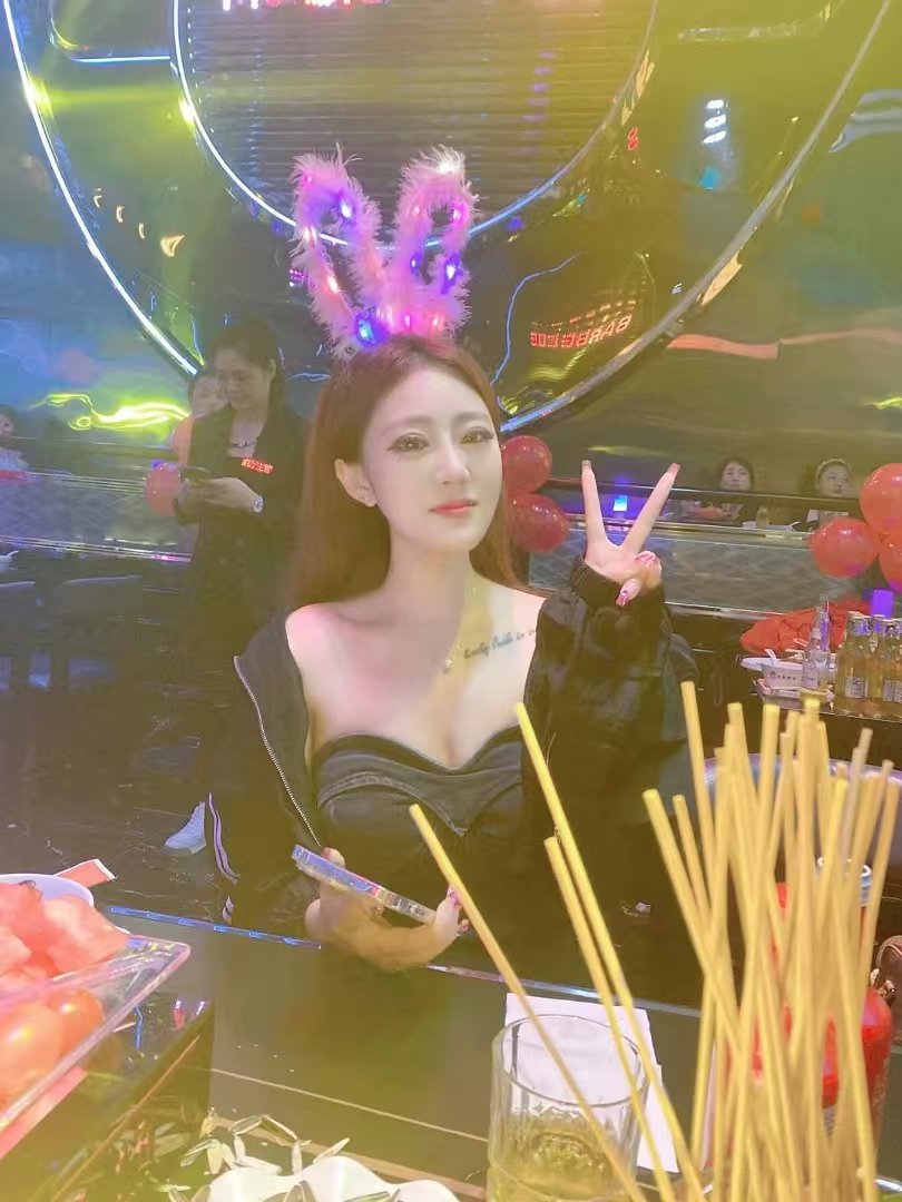 三点粉嫩，身边超级性感