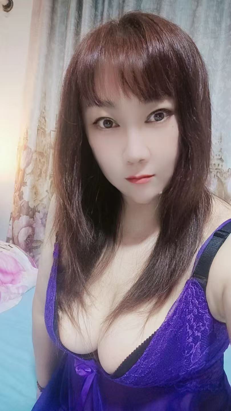 屁股大性欲强的少妇