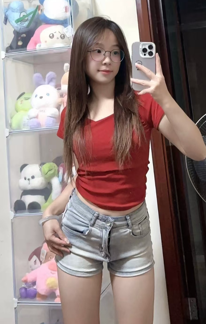 白嫩兼职眼镜甜妹彤彤