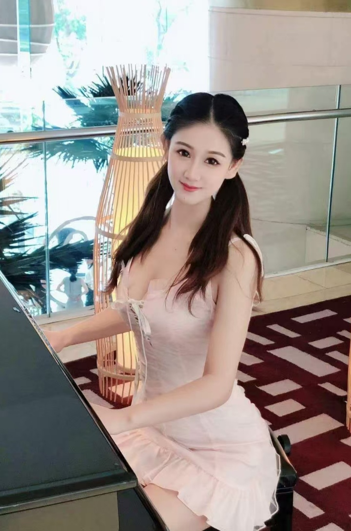 美乳翘臀甜妹小英