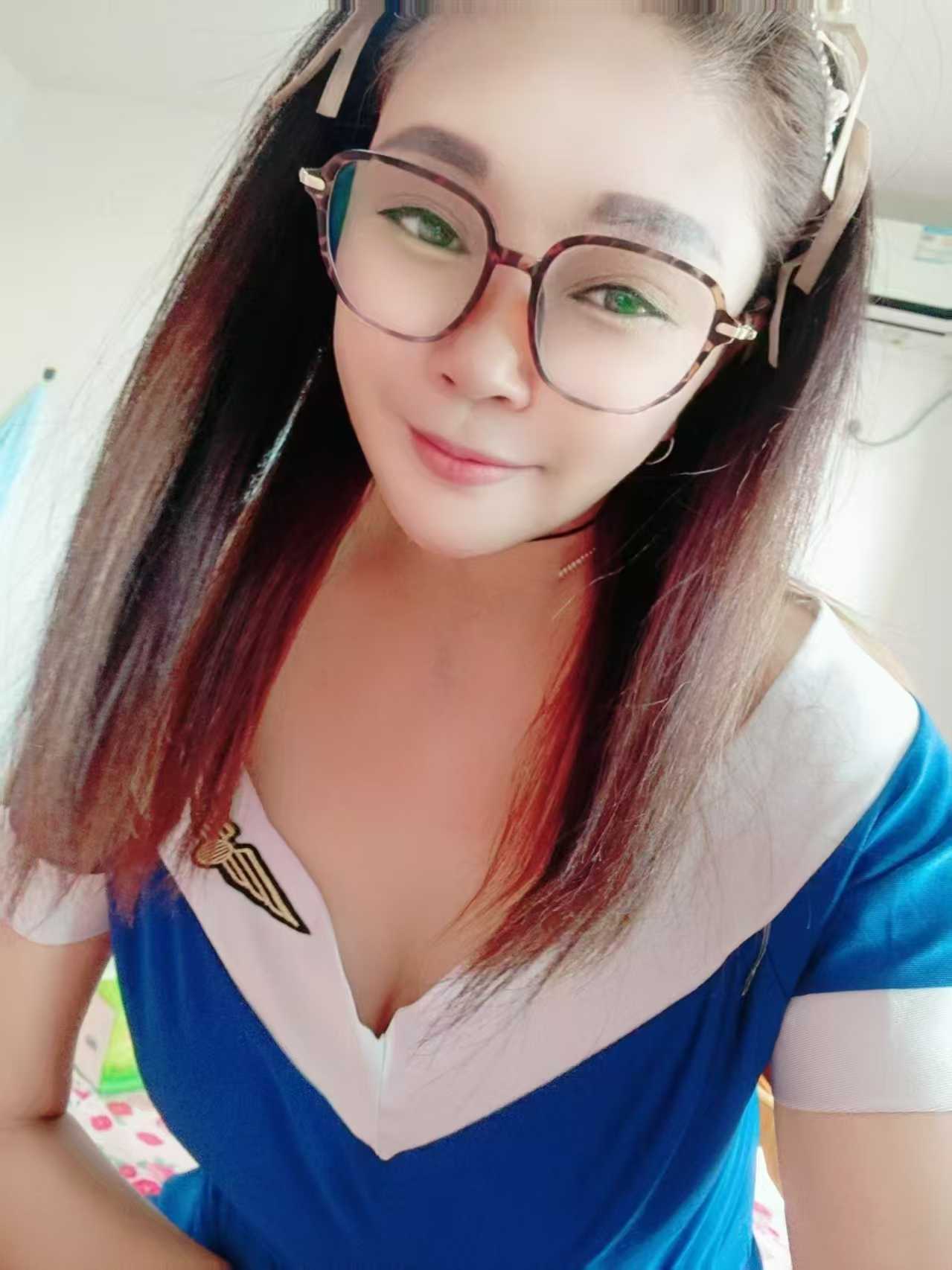 南京大胸眼镜娘