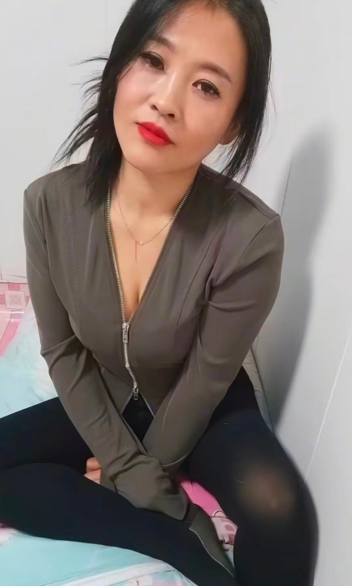 性价比丝足小少妇