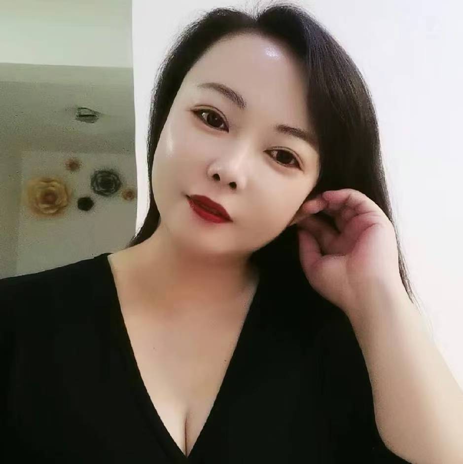 前凸后翘的少妇