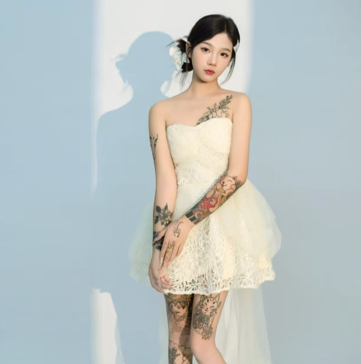 个性纹身嫩妹小星