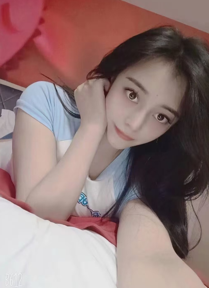 白嫩兼职辣妹依依