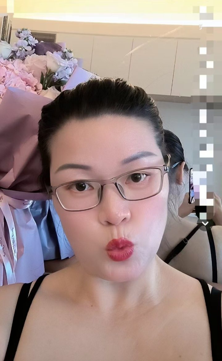 丰润眼镜少妇夏天