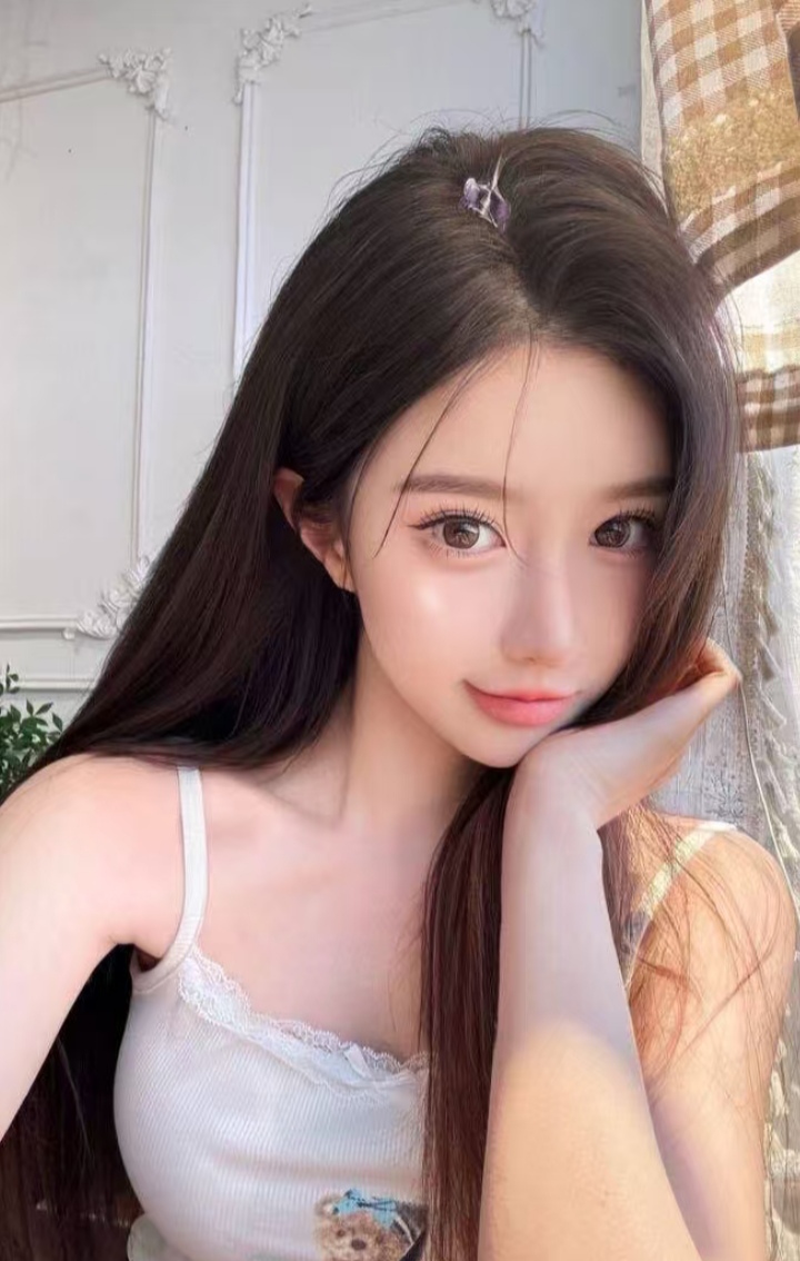 白嫩清新小女友依依